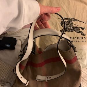 Burberry canvas check medium Ashby Hobo white
